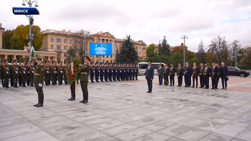 Делегация Пакистана возложила венок к монументу Победы в Минске