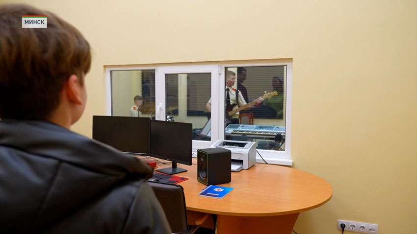 Гости смогли оценить аудитории и спальные корпуса, центр дополнительного образования, студию звукозаписи.