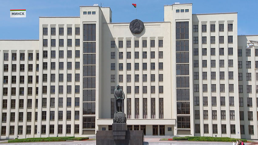 На заседании в Овальном зале Дома правительства.
