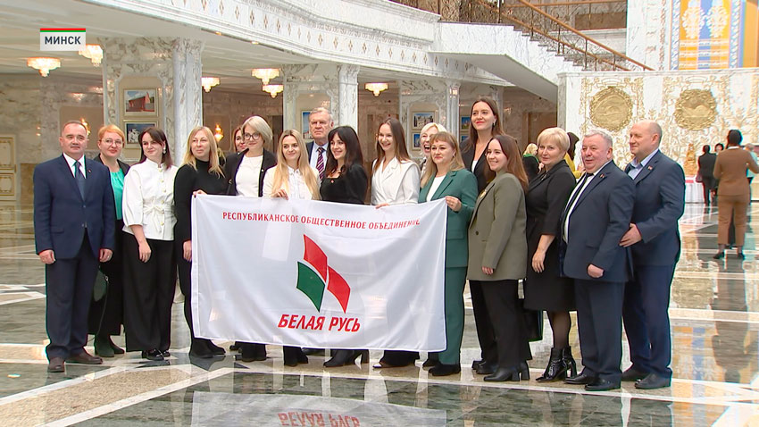 Представители партии «Белая Русь» посетили с экскурсией Дворец Независимости