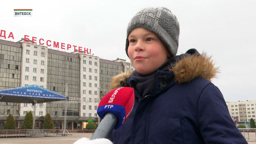 Есть уже праздничная атмосфера у меня в этом году. Правда, весь снег растаял. Хотелось бы, чтобы он еще раз выпал. А вот насчет елки, тоже есть атмосфера, что она самая высокая. Но, правда, мне кажется, что в прошлом году она была выше. Но не знаю, может ее еще будут достраивать.