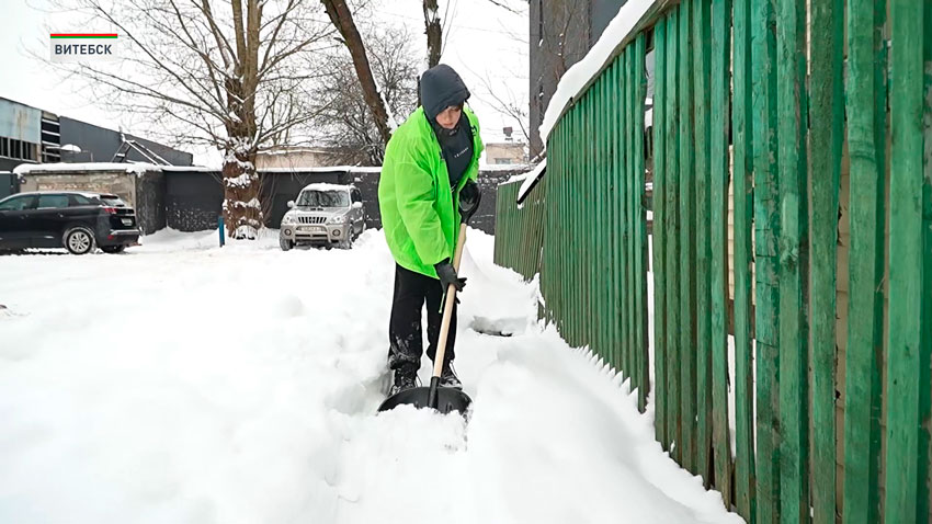 Волонтёры БРСМ помогают пожилым людям в уборке снега