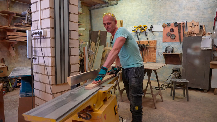 Этот художник создаёт шедевры из дерева – пообщались с талантливым белорусом