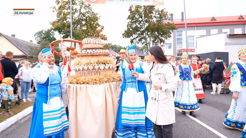 Радость, позитив, настроение! Богатство! Народу, смотрите, сколько. Прекрасно все! Погода даже, смотрите, как поменялась. Был дождь, а сейчас, смотрите, как хорошо, приятно, свежо. Собран хороший урожай в этом год. Способствовала природа, и поэтому собран хороший урожай: зерно хорошее, мука хорошая и, естественно, каравай красивый. – А настроение какое? – Прекрасное, воодушевление такое, порхающее!