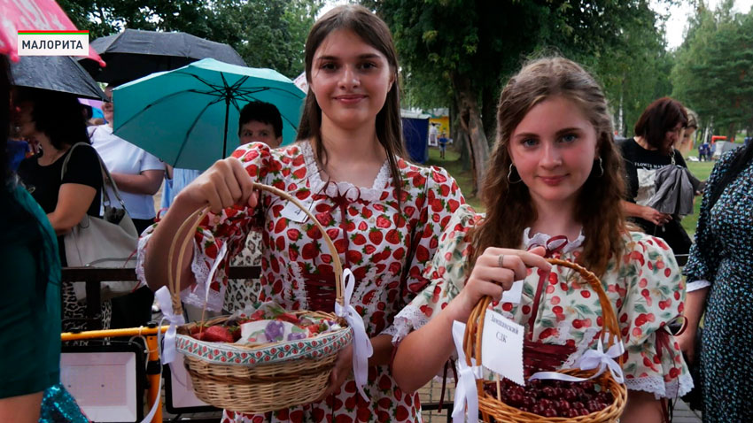 Аромат ягод, песни и улыбки – на фестивале «Ягаднае сузор'е» в Малорите собрались фермеры и предприниматели