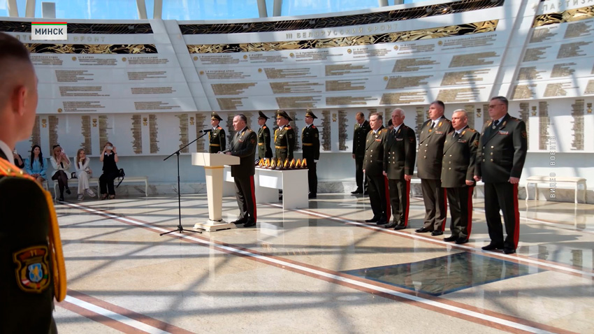 Глава Минобороны вручил военнослужащим Вооруженных Сил госнаграды и погоны полковника