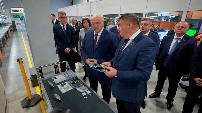 «Такие предприятия – это будущее страны»: Лукашенко 31 декабря посетил холдинг «Горизонт»