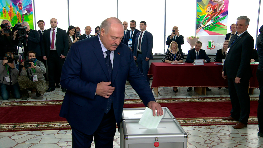 А.Лукашенко предложил выработать единые критерии по оценке демократичности