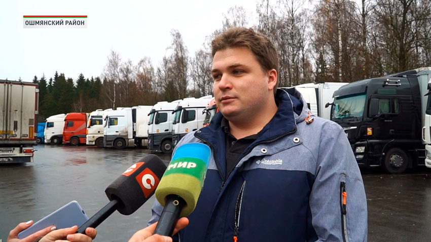 Литовские перевозчики держатся за счет транзита на Россию, на страны СНГ, поэтому они пострадают в большей степени, потому что использовали литовские прицепы. Пострадаем мы в первую очередь, потому что добраться до работы в Литву сейчас можно на личном транспорте, а вот как-то закончить работу, приехать домой в Беларусь, потратить деньги, Литва как будто не разрешает выехать в Беларусь. Нужно искать объездные пути.