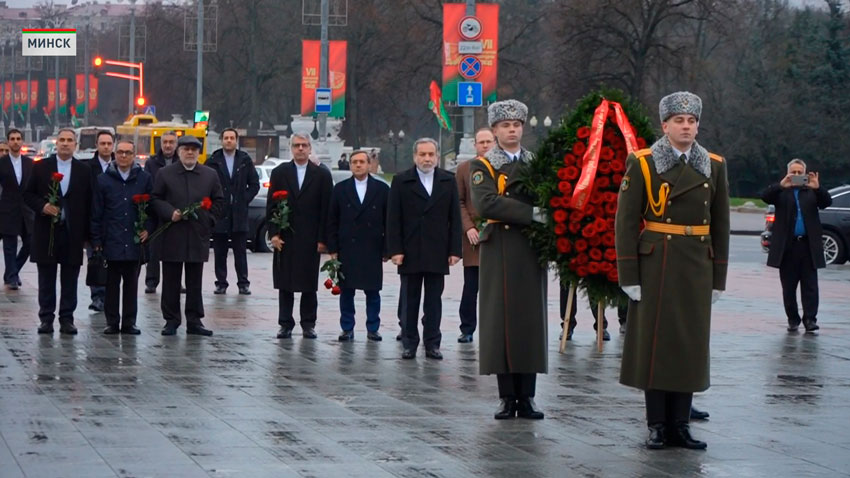 Утром 15 декабря делегация Ирана приняла участие в торжественной церемонии на Площади Победы в Минске.