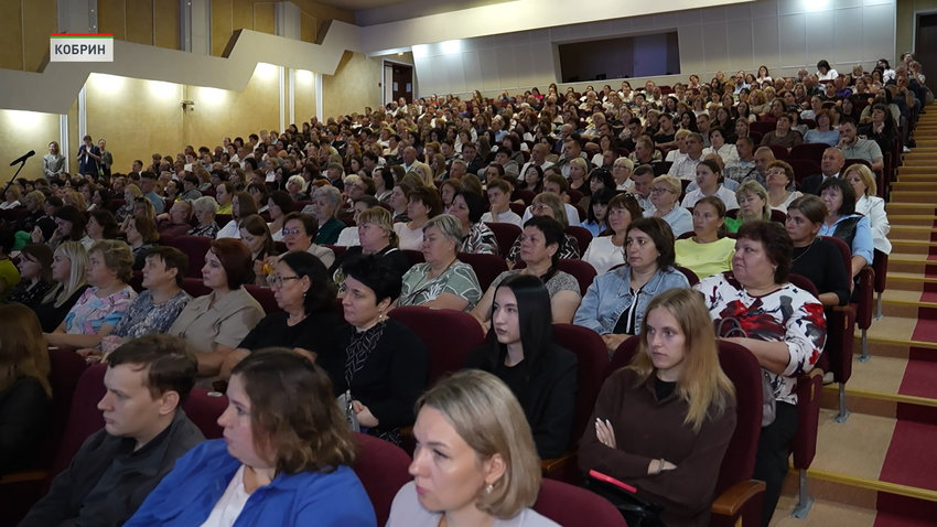 «Пульс страны: факты, тренды, смыслы» – Дмитрий Жук встретился с жителями Кобрина