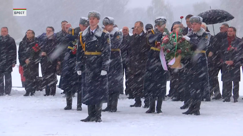 Возложение цветов к памятнику в Брестской крепости