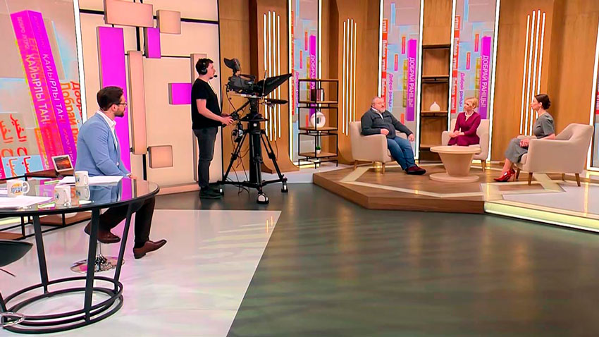 Александра Каштанова: Как вообще происходит, допустим, работа с коршуном? Это человек, который нашел в живой природе птицу, как-то смог ее поймать. Привозит для того, чтобы вы помогли?  Александр Полоз: Часто находят сбитых вдоль автотрасс. Как ни странно, был один случай, когда вороны загнали сову в городе Минске. Привезли учительнице младших классов, девушке. Привозят за оказанием помощи.  Подробности в видео.