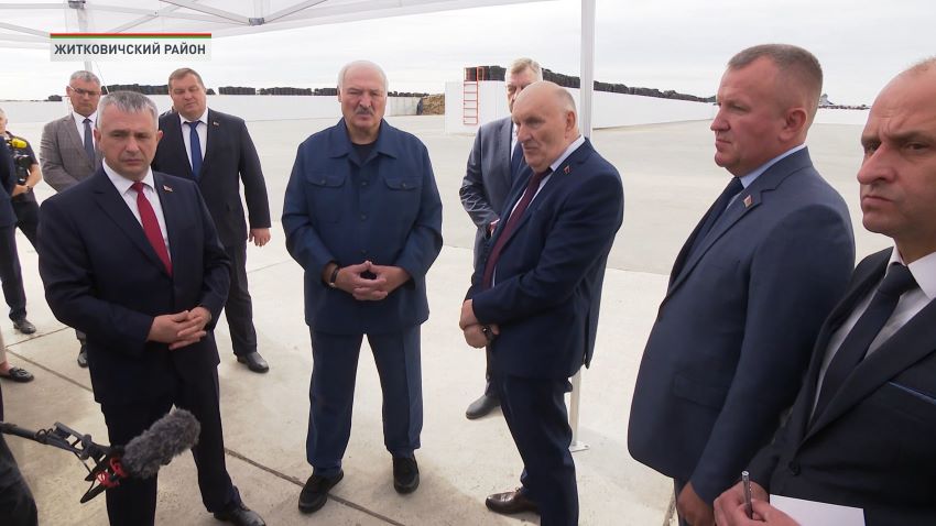 «Время отходить от «хотелок», нужен результат!» Лукашенко посетил хозяйство Шруба
