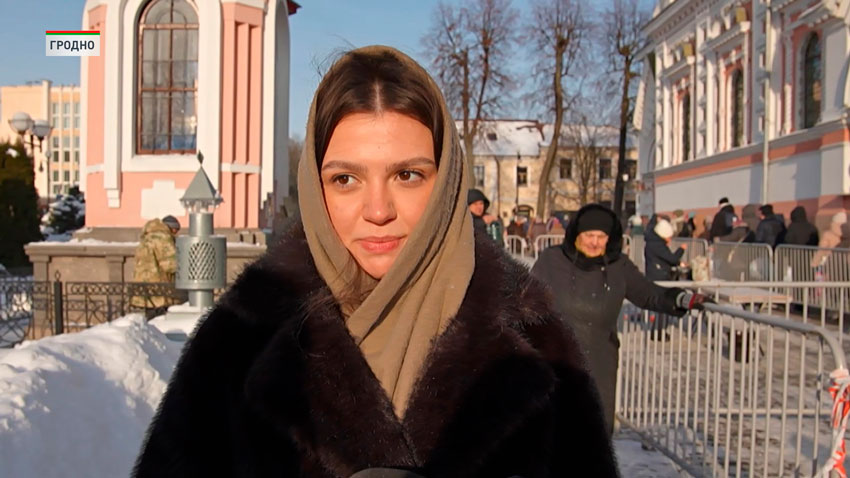 У меня еще прабабушка приучила, и мы каждый год с прабабушкой ходили. Для нас это такой праздник. И каждое утро у нас начинается со святой воды.