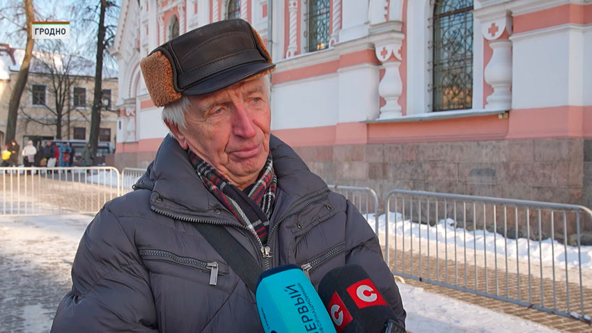 Свентим квартиру, дачу, чтобы все было хорошо, чтобы Господь сохранял нас, семьи. 