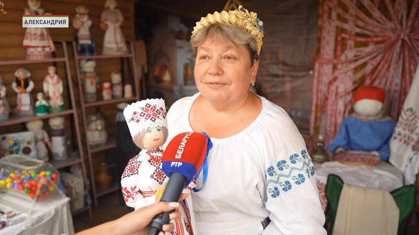 Мы приехали из Круглянского района представляем «Свята лялькі» – наш региональный конкурс. Привезли в основном кукол. Кукол делаю я. Куклы в белорусских костюмах стилизованных – ручная вышивка нашего региона красно-черная в основном была, пояски, плетеные руками.
