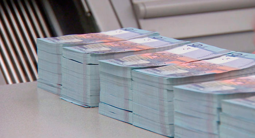 Российский рубль подешевел, доллар и юань стали дороже на торгах 5 января