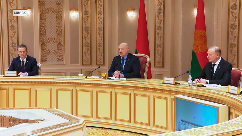 Лукашенко: нас будут качать, ставить на колени. Спокойной жизни нам не дадут