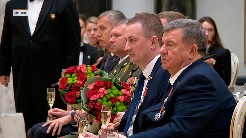Александр Лукашенко накануне Дня народного единства вручает государственные награды