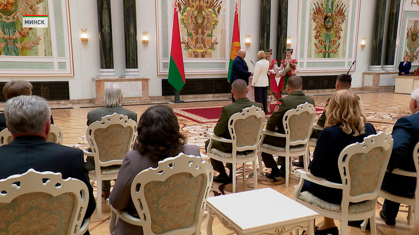 Лукашенко накануне Дня народного единства вручает государственные награды