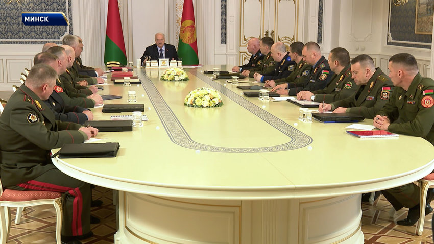 Лукашенко назвал полной глупостью заявления западных СМИ о военной угрозе со стороны России и Беларуси