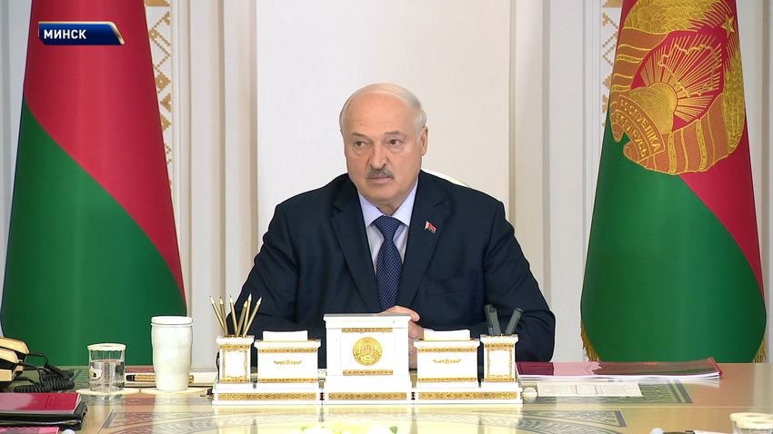 Лукашенко назвал полной глупостью заявления западных СМИ о военной угрозе со стороны России и Беларуси