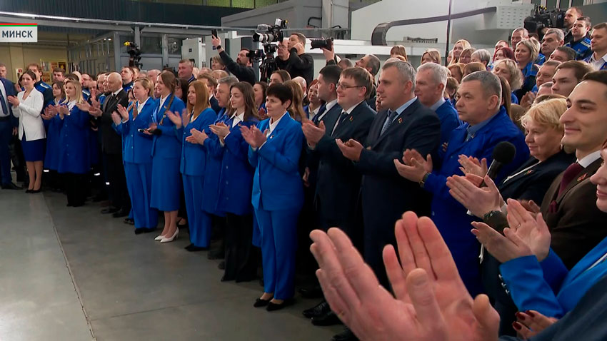 Лукашенко при посещении ОАО «Планар» дал старт работе уникального производства в сфере микроэлектроники