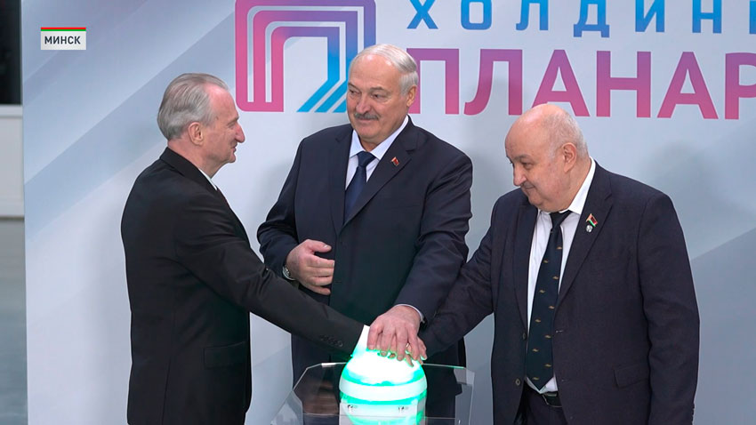 Глава государства 30 января принял участие в открытии Центра специального технологического оборудования для производства фотошаблонов и микрооптики. 