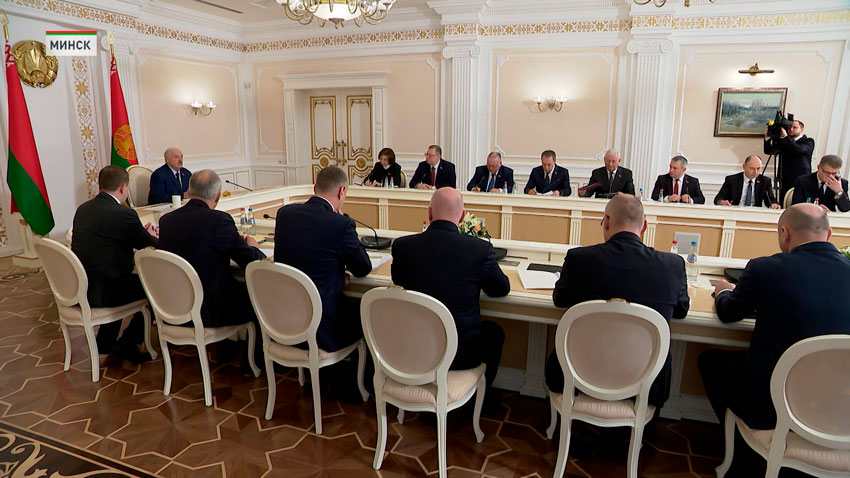 Лукашенко собрал совещание с руководством Совета Министров