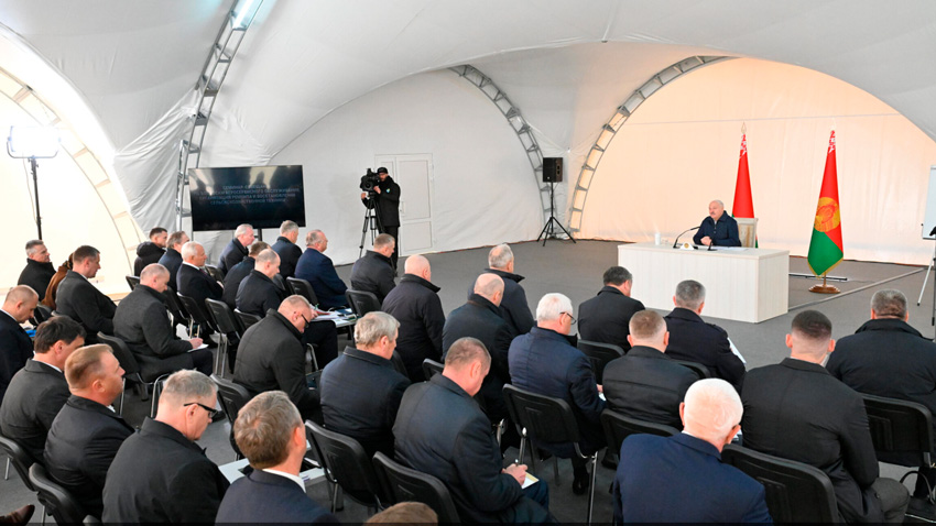 Лукашенко: в Беларуси нужно восстановить сельхозтехники в каждом районе