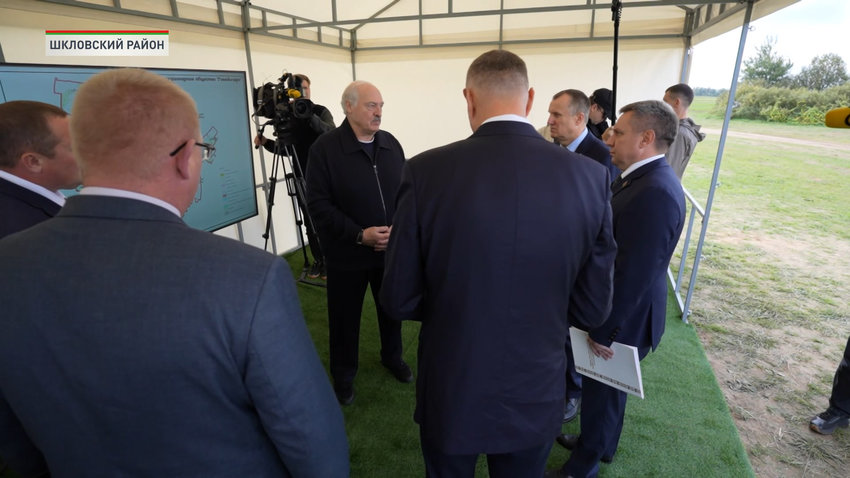 Лукашенко совершает рабочую поездку в Шкловский район
