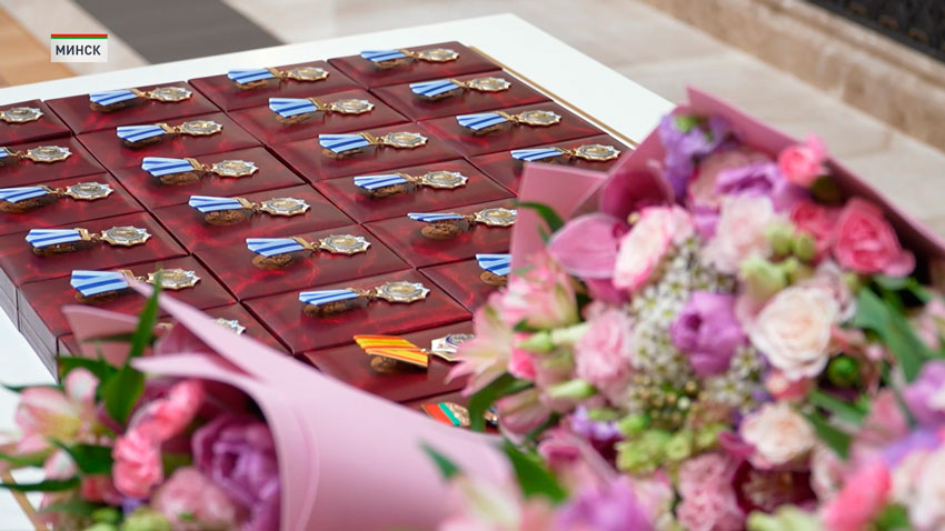 Лукашенко в преддверии 8 Марта вручил женщинам госнаграды