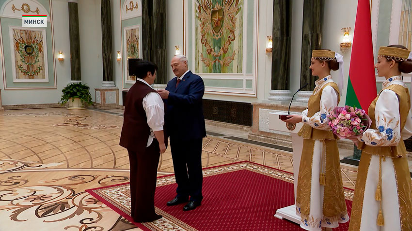 Лукашенко в преддверии 8 Марта вручил женщинам госнаграды