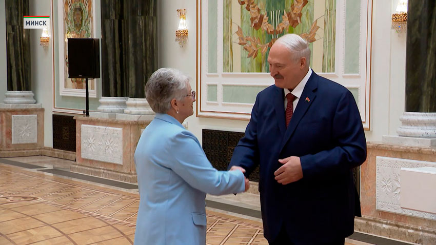 Лукашенко в преддверии 8 Марта вручил женщинам госнаграды