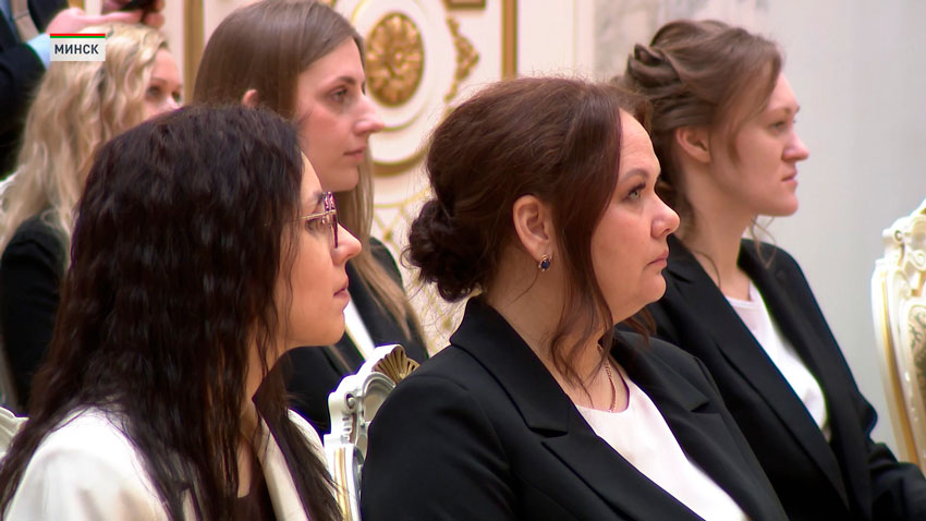 Лукашенко в преддверии 8 Марта вручил женщинам госнаграды
