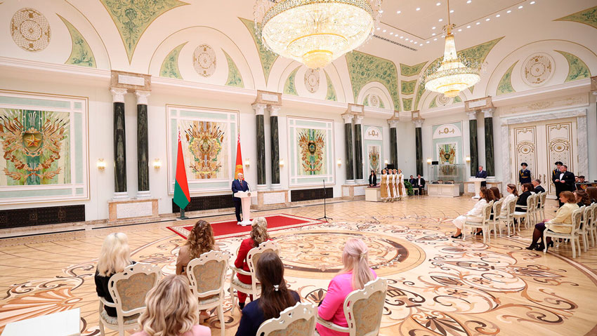 Лукашенко в преддверии 8 Марта вручил женщинам госнаграды