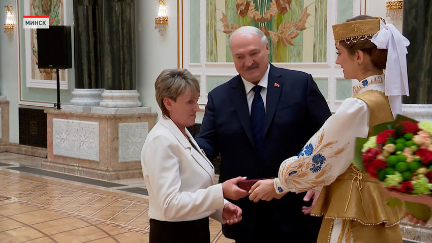 Александр Лукашенко вручил награды заслуженным аграриям Беларуси
