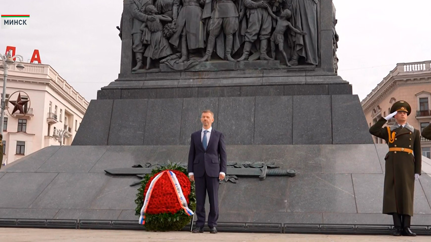 Визит Владислава Кузнецова начался с традиционной церемонии – возложения венков на площади Победы в Минске.