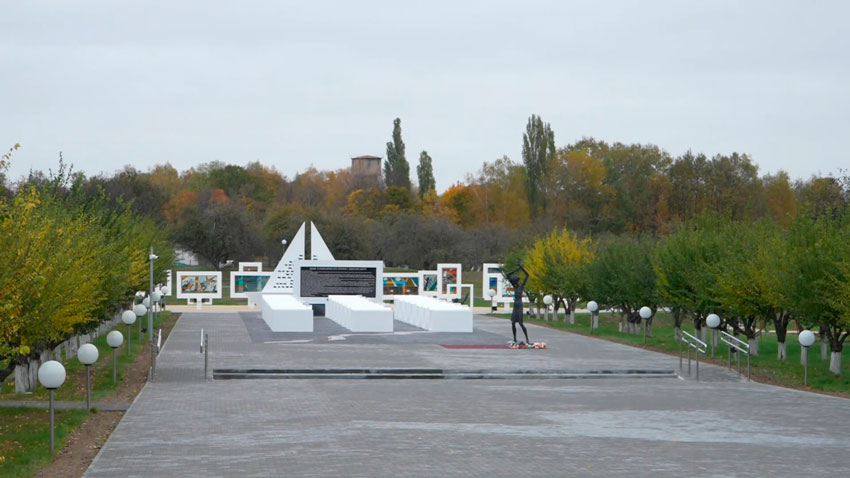 25 октября творческие коллективы посетили мемориальный комплекс «Детям – жертвам войны» в деревне Красный Берег.