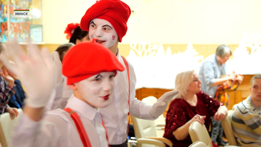 Творить чудеса. Белорусские военнослужащие посетили сотни учреждений, наполнив детские сердца теплом и заботой