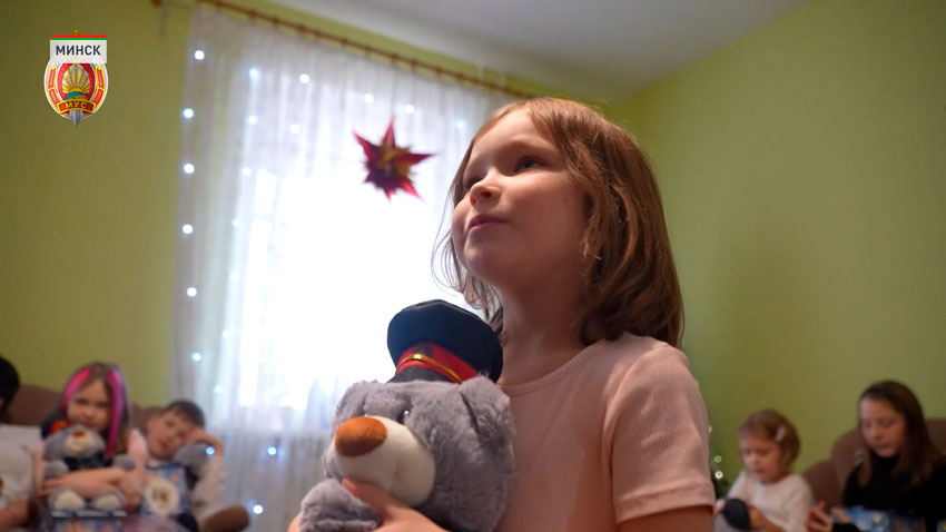 Топ-топ, Новый год К нам торопится, идет. Тук-тук, в дверь стучит, Всех нас в праздник удивит! 