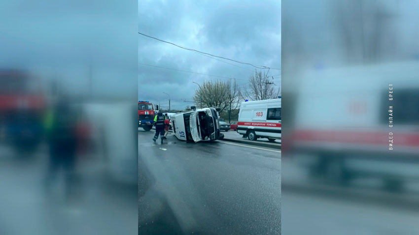 Маршрутное такси перевернулось в Бресте: двое человек госпитализированы