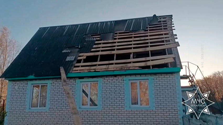 Сотрудники МЧС ликвидировали последствия сильного ветра