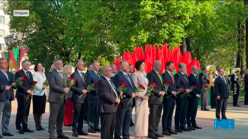 торжественное возложение цветов к Вечному огню на Братской могиле советских воинов и партизан.