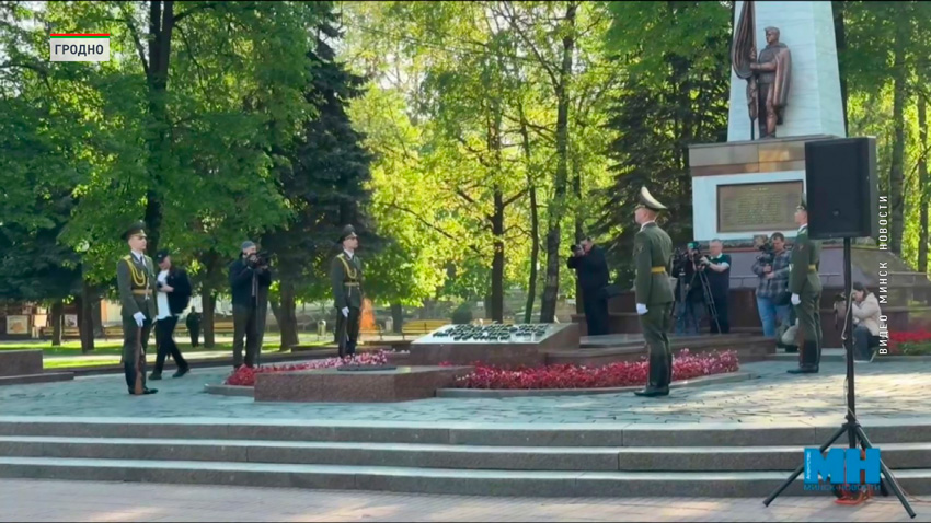 торжественное возложение цветов к Вечному огню на Братской могиле советских воинов и партизан.