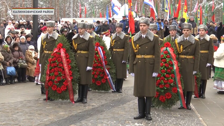 Возложение цветов к мемориалу