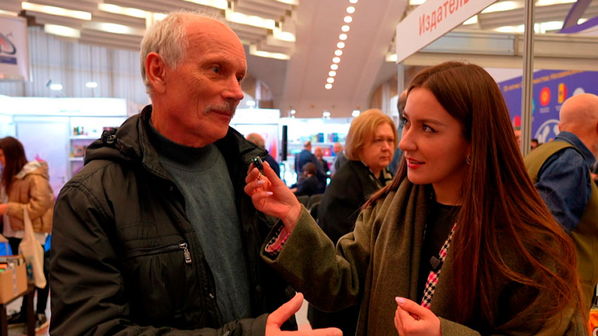 – Альбом Рембрандта. А я художник книги. Самое главное: сделал обложку – и читателю она прыгнула в руки.