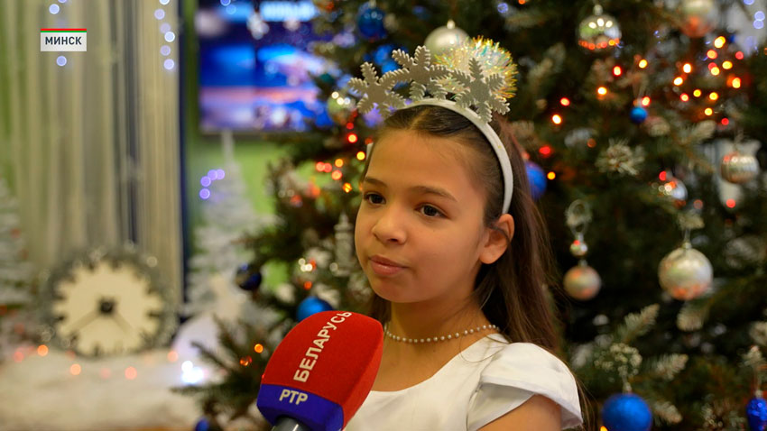 Чтобы все было хорошо у моей семьи, у всех. Здоровье, чтобы у всех было хорошее. Вот что я прошу. И для себя там подарки прошу.