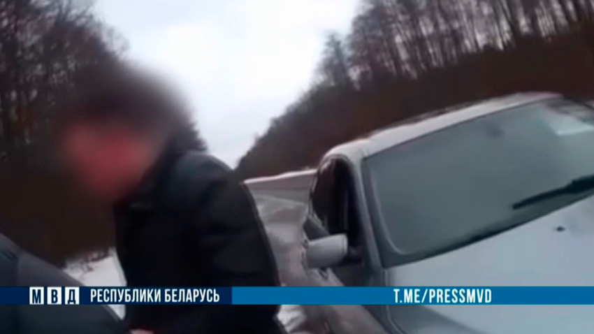 Милиционеры обнаружили у иностранца наркотики, он пытался откупиться — возбуждено два уголовных дела